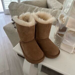 Toddler Ugg boots
New without box